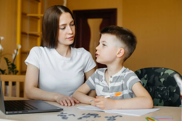 Uma Mãe Seu Filho Estão Envolvidos Ensino Distância Casa Frente — Fotografia de Stock