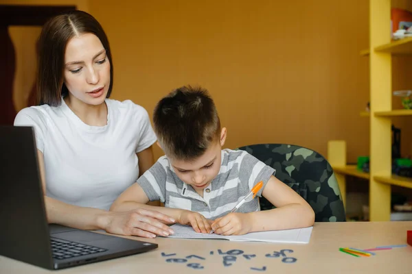 Una Madre Suo Figlio Sono Impegnati Nell Apprendimento Distanza Casa — Foto Stock