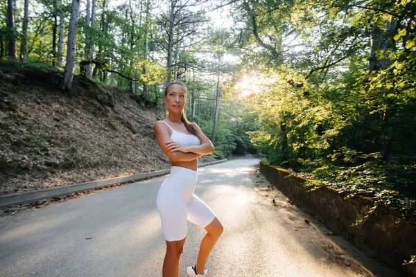 Ein Junges Schönes Mädchen Posiert Vor Dem Lauftraining Auf Der — Stockfoto