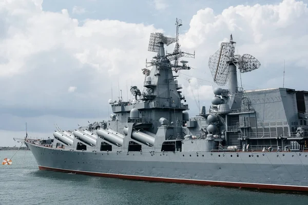 海軍の近代的な船がお祝いのパレードに並んでいました 海軍の近代的な船 — ストック写真