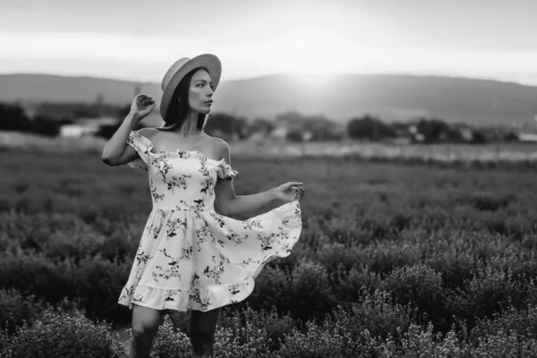 Una Joven Hermosa Con Delicado Vestido Sombrero Camina Través Hermoso —  Fotos de Stock