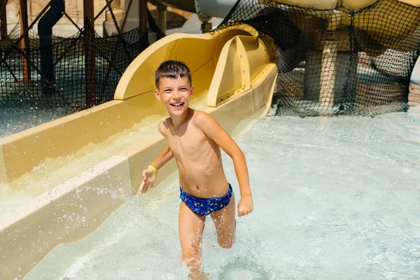 Szczęśliwy Siedmiolatek Zjeżdża Zjeżdżalni Parku Wodnym Wesołych Wakacji Wakacje Letnie — Zdjęcie stockowe