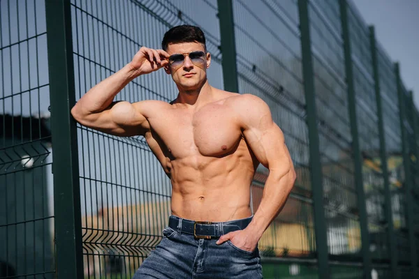 Eine Junge Sexy Athletin Mit Perfektem Bauch Posiert Einem Sonnigen — Stockfoto