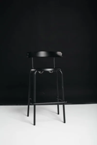 Uma Cadeira Preta Elegante Fica Fundo Preto Sala Estúdio Conceito — Fotografia de Stock