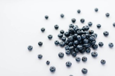 Beyaz arka planda bir demet olgun, güzel yaban mersini ve yabanmersini. Sağlıklı yiyecek ve vitaminler..