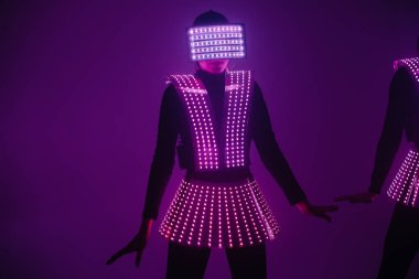 UV kostümlü iki seksi disko dansçısı. Partiler ve danslar.