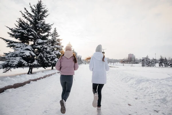 Duas Jovens Atléticas Correndo Parque Dia Ensolarado Inverno Modo Vida — Fotografia de Stock