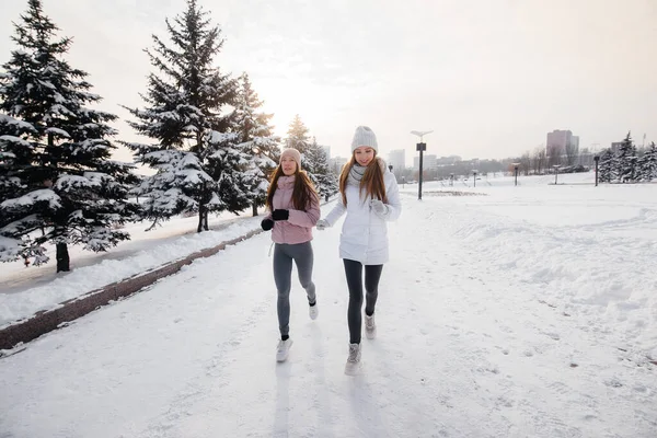 Duas Jovens Atléticas Correndo Parque Dia Ensolarado Inverno Modo Vida — Fotografia de Stock