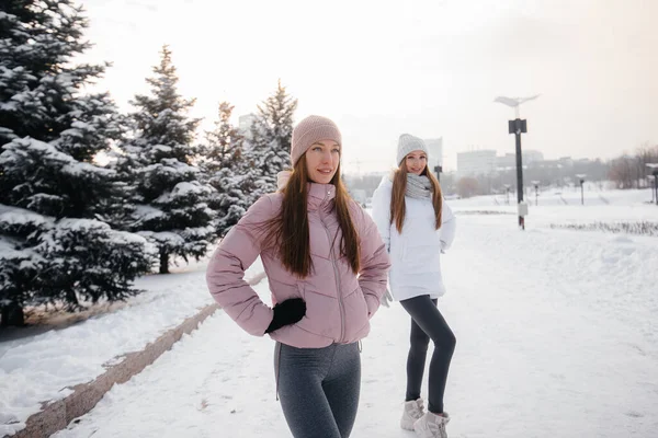 Dwie Młode Atletyczne Dziewczyny Spacerujące Uprawiające Sport Słoneczny Zimowy Dzień — Zdjęcie stockowe