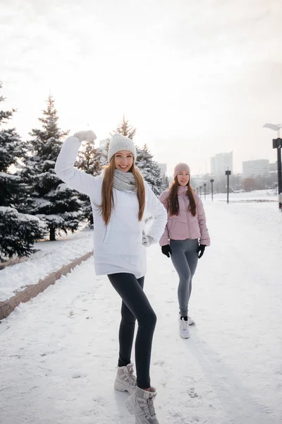 Deux Jeunes Filles Athlétiques Marchant Faisant Sport Par Une Journée — Photo