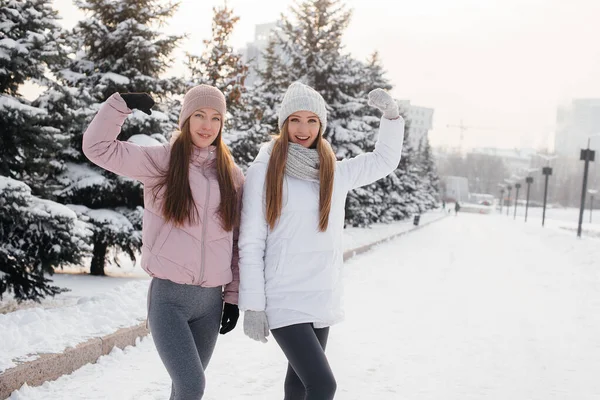 Deux Jeunes Filles Athlétiques Marchant Faisant Sport Par Une Journée — Photo