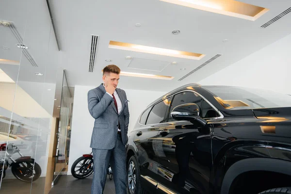 Joven Hombre Negocios Mira Coche Nuevo Concesionario Automóviles Comprar Coche —  Fotos de Stock