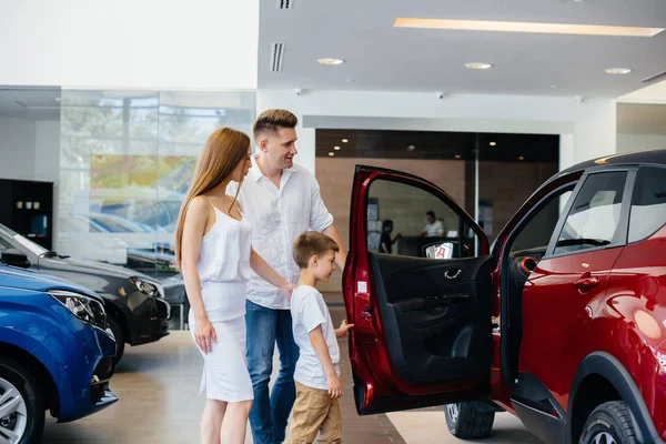 Eine Glückliche Junge Familie Entscheidet Sich Für Ein Neues Auto — Stockfoto