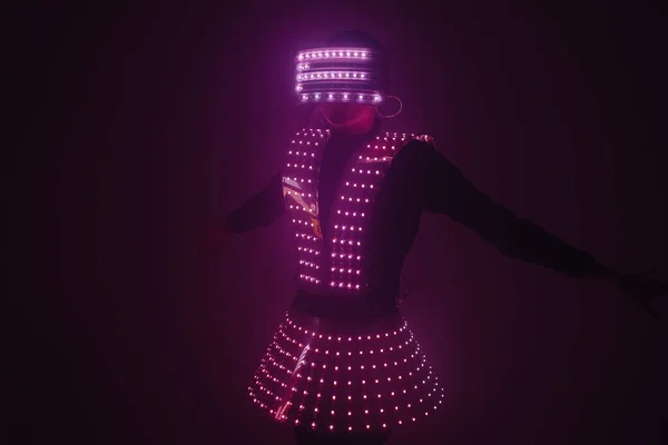 性感的迪斯科舞蹈家穿着紫外光西装随着音乐跳舞 派对与舞蹈 — 图库照片