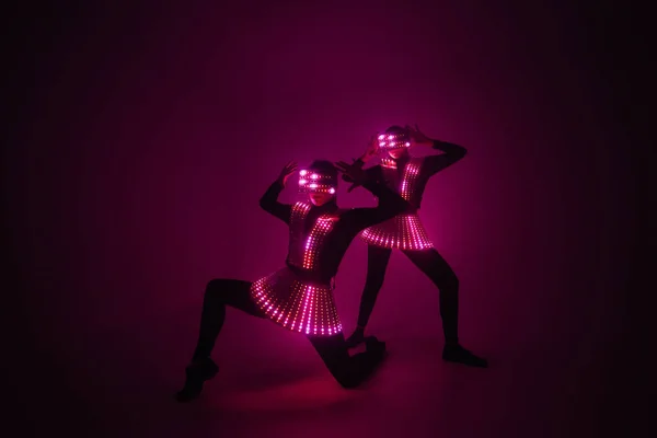 两个穿着紫外光服装的性感迪斯科舞蹈家 派对与舞蹈 — 图库照片