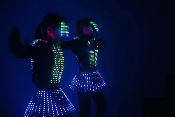 Dois Dançarinos Discoteca Sensuais Movem Trajes Festas Danças — Fotografia de Stock