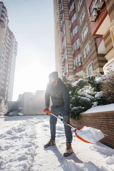 Jovem Limpa Neve Frente Casa Dia Ensolarado Gelado Limpar Rua — Fotografia de Stock