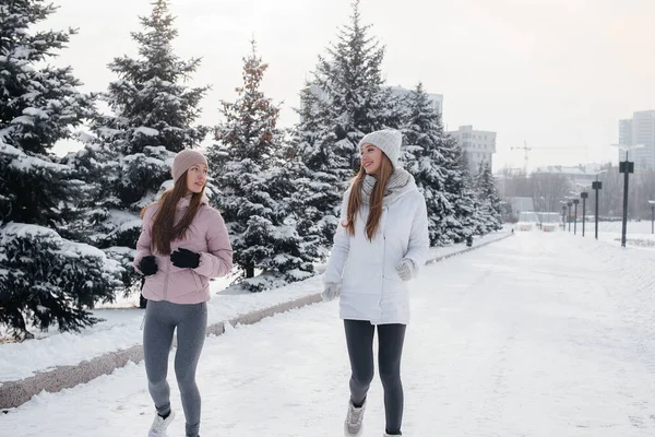 Duas Jovens Atléticas Correndo Parque Dia Ensolarado Inverno Modo Vida — Fotografia de Stock