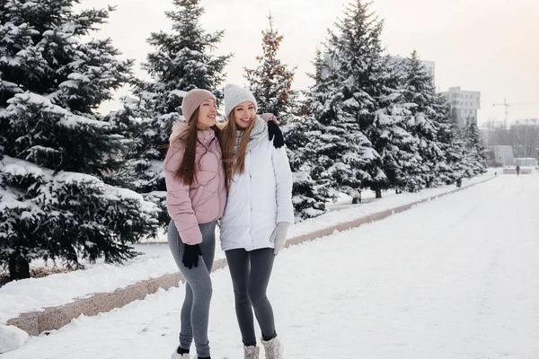 Two Young Athletic Girls Walking Playing Sports Sunny Winter Day — Stock Photo, Image