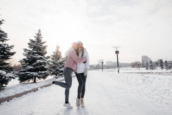 Two Young Athletic Girls Walking Playing Sports Sunny Winter Day — Stock Photo, Image