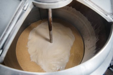 Bira yapmak için bir kabın içine malt doldurma işlemi. Geleneksel demleme.