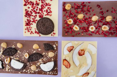 Parlak bir arka planda doğal el yapımı çikolata..