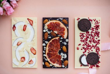 Parlak bir arka planda doğal el yapımı çikolata..