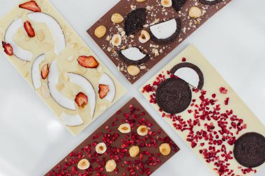 Parlak bir arka planda doğal el yapımı çikolata..