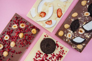 Parlak bir arka planda doğal el yapımı çikolata..