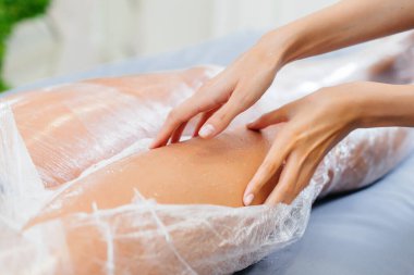 Güzellik salonunda, cilt bakımı yapan genç bir kızın kozmetoloji derisinden sonra rutubet ve ter. Güzellik salonunda spa tedavisi