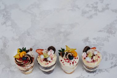 Arka planda çok güzel, lezzetli ıvır zıvırlar var. Tatlı ve tatlı.