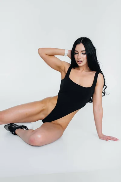 Jovem Morena Sexy Bodysuit Preto Fundo Branco Figura Atlética Perfeita — Fotografia de Stock