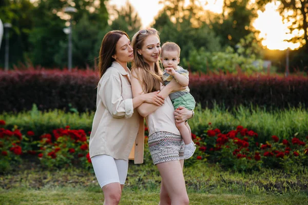 Uma Jovem Família Homossexual Mães Abraça Brinca Parque Com Seu — Fotografia de Stock