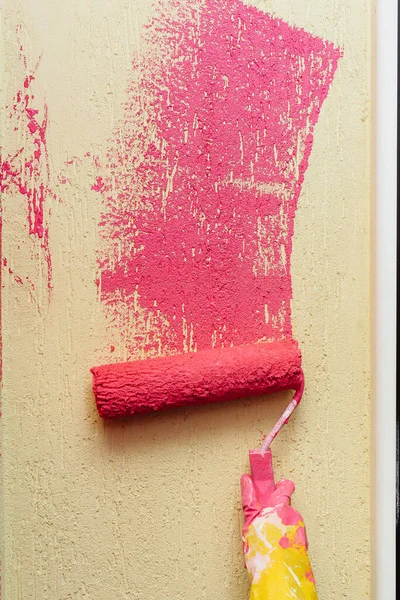 Egy Fiatal Lány Közelről Rózsaszínre Festi Sárga Falat Belsőépítészet — Stock Fotó