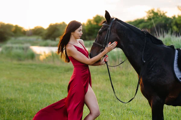 Une Jeune Jolie Fille Robe Rouge Pose Sur Ranch Avec — Photo