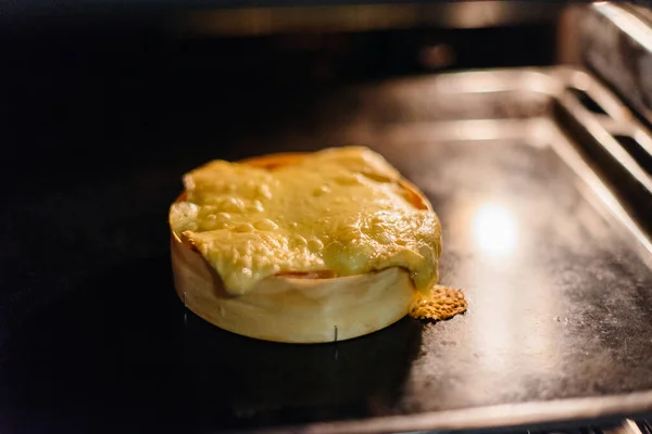 맛있는 요리중에 클로즈업 치즈를 만들기 — 스톡 사진
