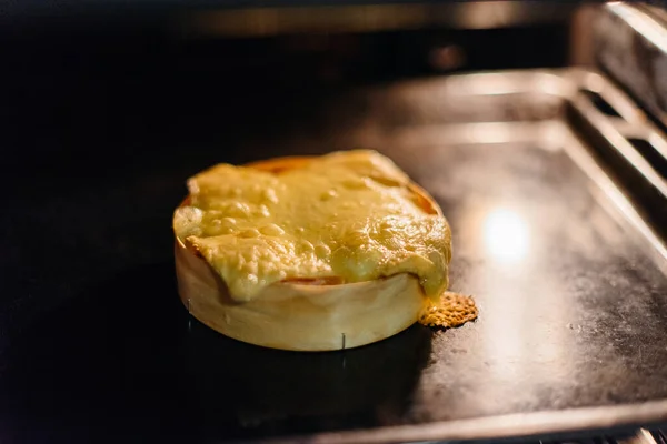 Delicioso Queijo Tradicional Alemão Close Durante Culinária Fazer Queijo — Fotografia de Stock