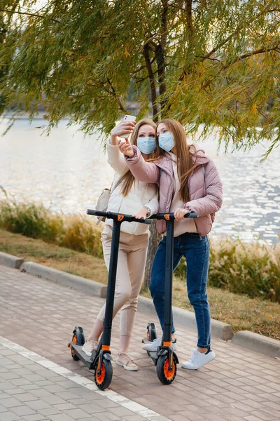 Les Jeunes Belles Filles Masquées Roulent Dans Parc Sur Scooter — Photo