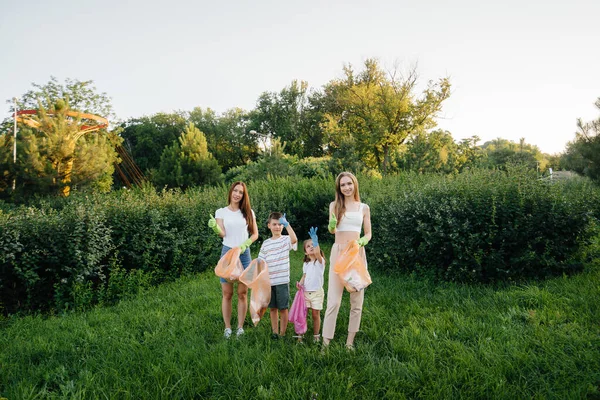 Skupina Dívek Dětmi Při Západu Slunce Zabývá Sběrem Odpadků Parku — Stock fotografie
