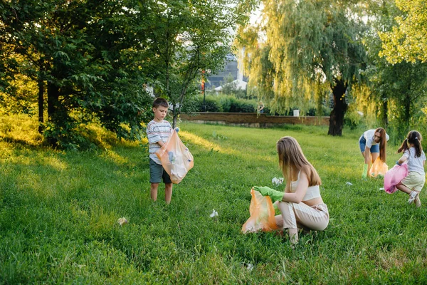 Grupo Meninas Com Crianças Pôr Sol Estão Envolvidas Coleta Lixo — Fotografia de Stock