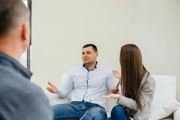 Een Jong Getrouwd Echtpaar Praat Met Een Psycholoog Tijdens Een — Stockfoto