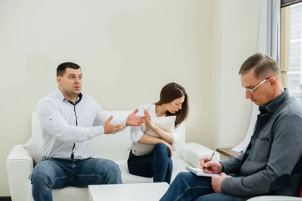 Joven Matrimonio Hombres Mujeres Habla Con Psicólogo Una Sesión Terapia — Foto de Stock