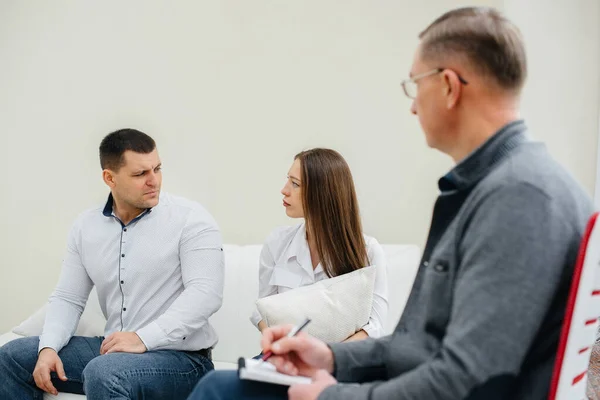 一对年轻夫妇在一次心理治疗中与一位心理学家交谈 心理学 — 图库照片