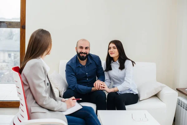 Genç Mutlu Evli Bir Çift Terapi Seansında Bir Psikologla Konuşuyor — Stok fotoğraf