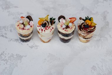 Arka planda çok güzel, lezzetli ıvır zıvırlar var. Tatlı ve tatlı.