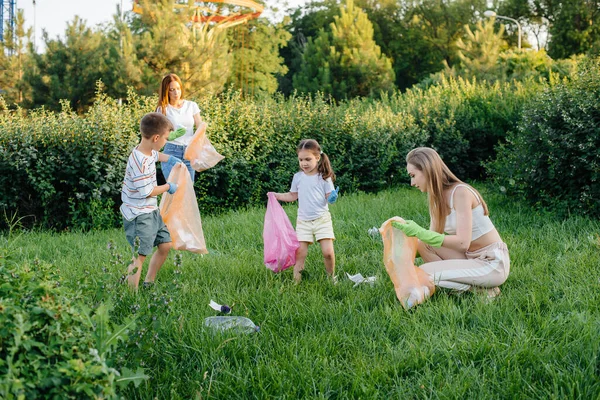 Grupo Niñas Con Niños Atardecer Dedican Recolección Basura Parque Cuidado — Foto de Stock