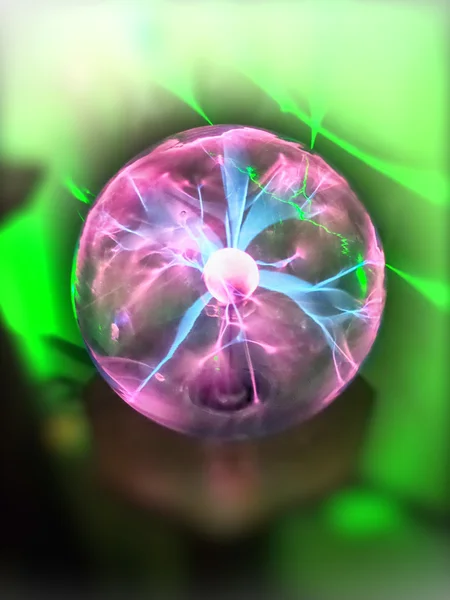 Yumuşak pembe-mavi alevler ile bir plazma topu dokunmadan el