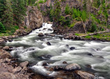 Bulutlu bir yaz gününde Yellowstone Ulusal Parkı 'ndaki Firehole River' da Akan Su 'ya uzun süre maruz kalma