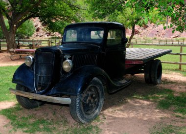 Gifford Çiftliği 'ndeki eski pikap güneşli bir yaz gününde Capitol Resifi Ulusal Park girişinde bulundu.