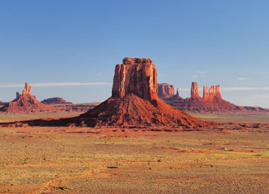 Güneşli bir yaz günü güneşli bir günde Arizona 'daki anıt vadisinin doğu Mitten Butte' una sanatçının bakış açısından.
